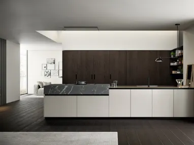 Cucina Moderna lineare Asia in laccato poro aperto Nebbia con colonne in Rovere ebano impiallacciato e top in HPL finitura Pietra Piasentina di Arredo3