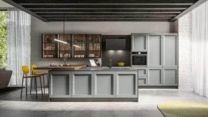 Cucina Moderna con isola in laccato poro aperto Grigio perla e penisola in finitura Rovere safari Frida Modern di Arredo3
