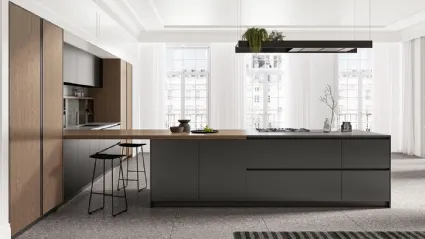 Cucina Moderna angolare in laccato metallizzato ossidato con penisola e colonne in laminato Rovere Safari Time di Arredo3
