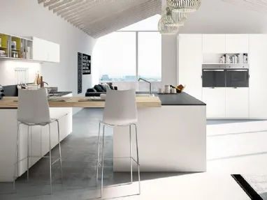 Cucina in laccato bianco con top antracite e piano legno Hot Xoxo 01 di Spagnol Cucine