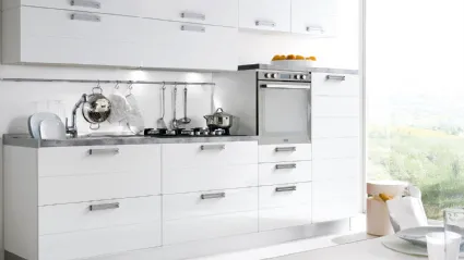 Cucina dalla finitura bianca laccata lucida, ante cieche con comode maniglie in acciaio, piano lavoro grigio, Vania di S75