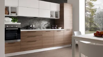 Cucina lineare in legno e laccato bianco nei pensili a muro e nello zoccolo, maniglie nere sottili su legno, Chloè di S75