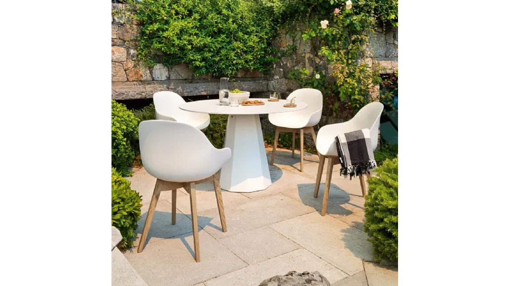 Sedia Academy in polipropilene con gambe in legno di Connubia Outdoor