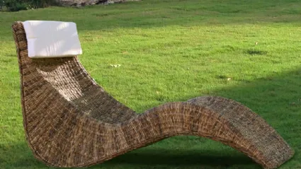 Sdraio di design Chaise Lounge finitura intreccio di Banano naturale con cuscino in tessuto di La Seggiola