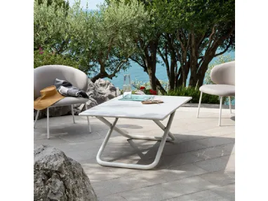 Tavolo regolabile in altezza Easy con top in lamiera di metallo e struttura in tubo metallico di Connubia Outdoor