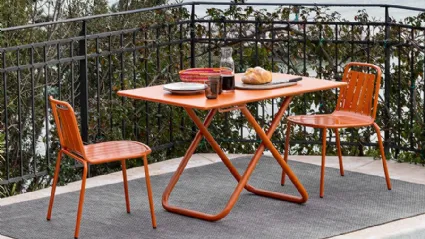 Tavolo regolabile in altezza Easy con top in lamiera di metallo e struttura in tubo metallico di Connubia Outdoor