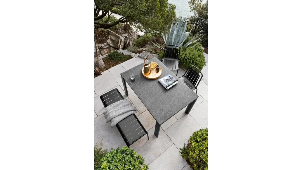 Tavolo rettangolare Dorian con top in ceramica effetto pietra di Connubia Outdoor