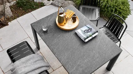 Tavolo rettangolare Dorian con top in ceramica effetto pietra con gambe in metallo di Connubia Outdoor