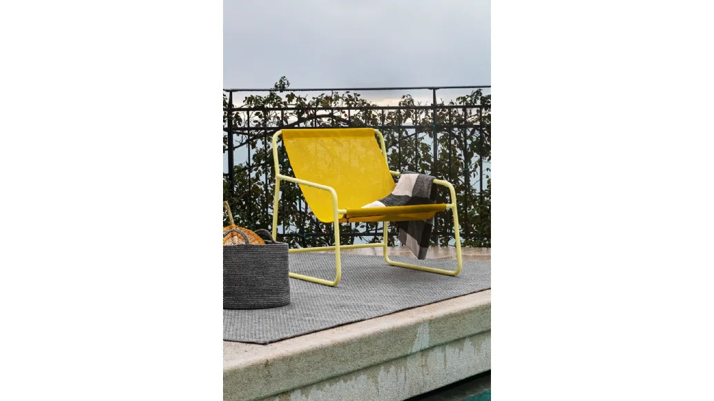 Poltroncina Lounge Easy in tela colorata con struttura in metallo di Connubia Outdoor