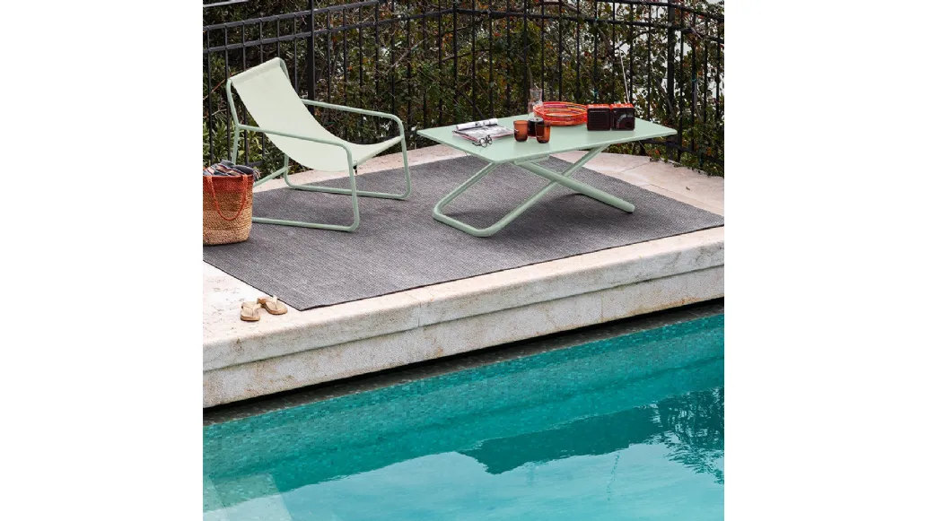 Poltroncina Lounge Easy in tela colorata con struttura in metallo di Connubia Outdoor