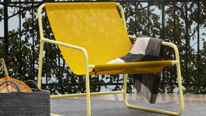 Poltroncina Lounge Easy in tela colorata con struttura in metallo di Connubia Outdoor