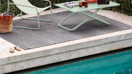 Poltroncina Lounge Easy in tela colorata con struttura in metallo di Connubia Outdoor