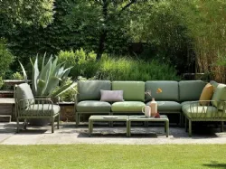 Divano e poltroncine Komodo in metallo rivestito con cuscini in tessuto imbottito e tavolino in metallo di Sedie Brianza