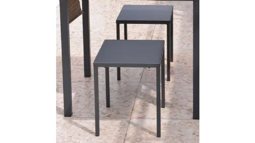 Sgabello da giardino Out Metal basso in acciaio zincato e verniciato poliestere per esterni di La Seggiola