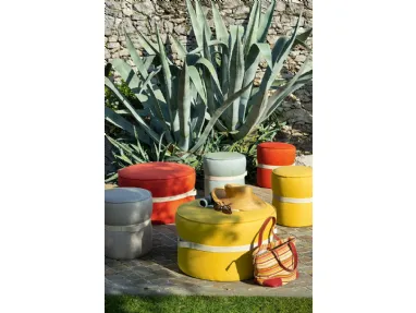 Pouf Pof con maniglia in gomma imbottito e rivestito in tessuto colorato idrorepellente di Connubia Outdoor