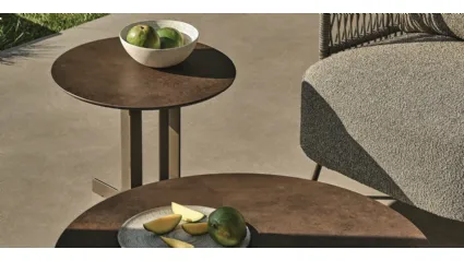 Tavolino Nell con top in gres ossido bruno e struttura in metallo di Ditre Italia