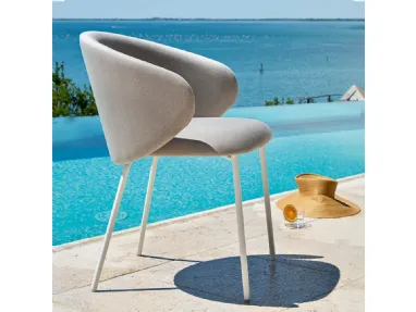Poltroncina imbottita Tuka in tessuto idrorepellente con gambe in tubo metallico di Connubia Outdoor