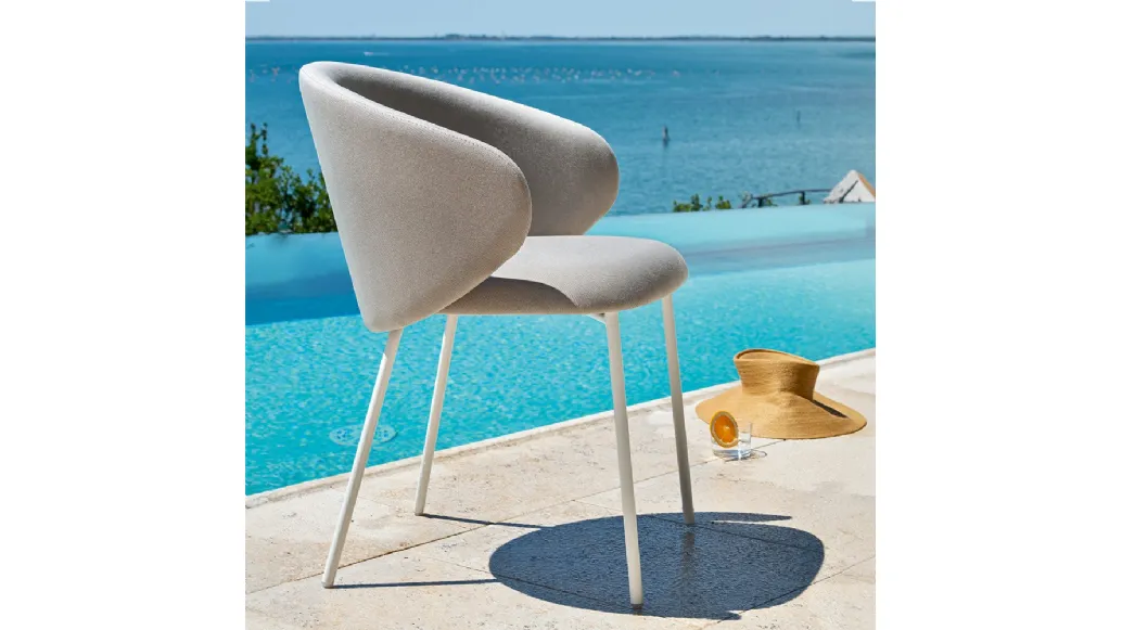 Poltroncina imbottita Tuka in tessuto idrorepellente con gambe in tubo metallico di Connubia Outdoor
