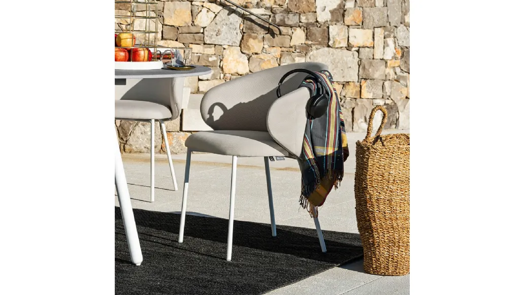 Poltroncina imbottita Tuka in tessuto idrorepellente con gambe in tubo metallico di Connubia Outdoor