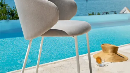 Poltroncina imbottita Tuka in tessuto idrorepellente con gambe in tubo metallico di Connubia Outdoor