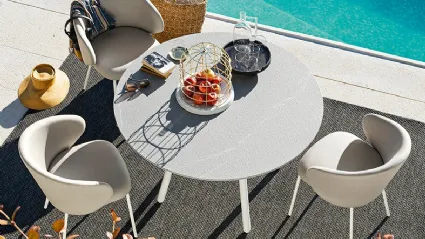 Tavolo rotondo Yo con piano in ceramica effetto pietra e base in metallo di Connubia Outdoor