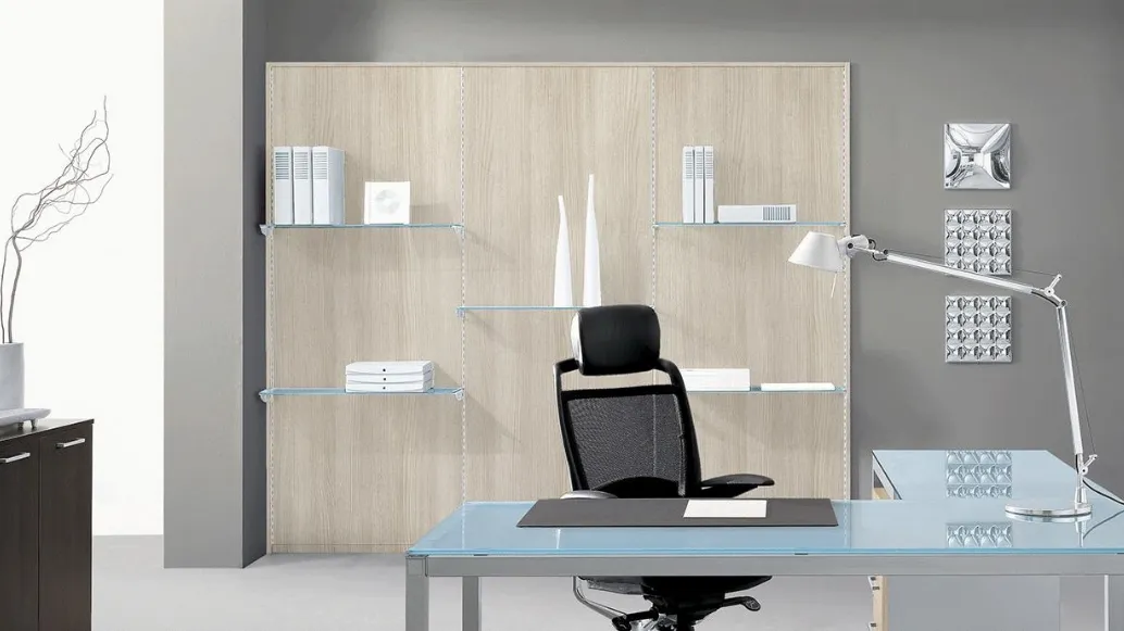 Parete Attrezzata in melaminico con mensole in vetro Boiserie Verticale di MobilOfficeFurniture