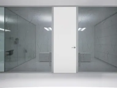 Parete divisoria Siderplan G3 in vetro con porta in laccato bianco ad anta battente di MobilOfficeFurnitureSpagnol
