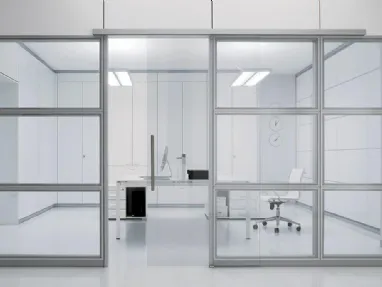 Parete divisoria in vetro con porta scorrevole Siderplan H di MobilOfficeFurniture