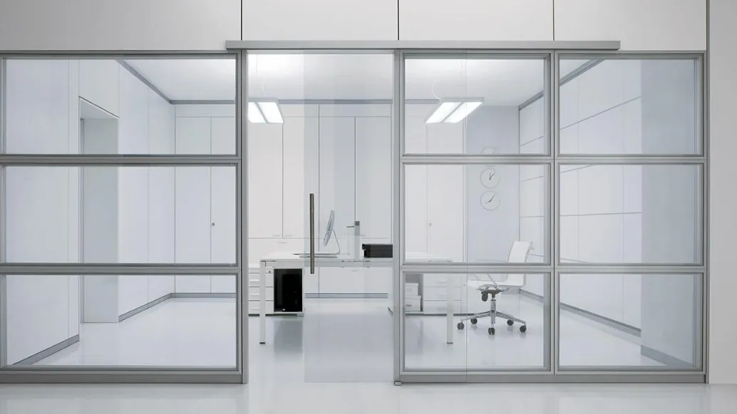 Parete divisoria in vetro con porta scorrevole Siderplan H di MobilOfficeFurniture