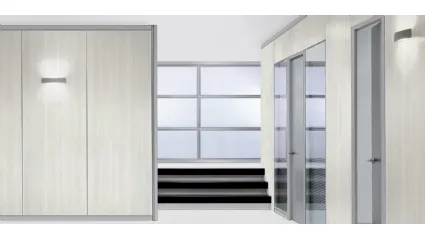 Parete Siderplan V in melaminico con pannelli in vetro e porte a battente in laccato opaco di MobilOfficeFurniture