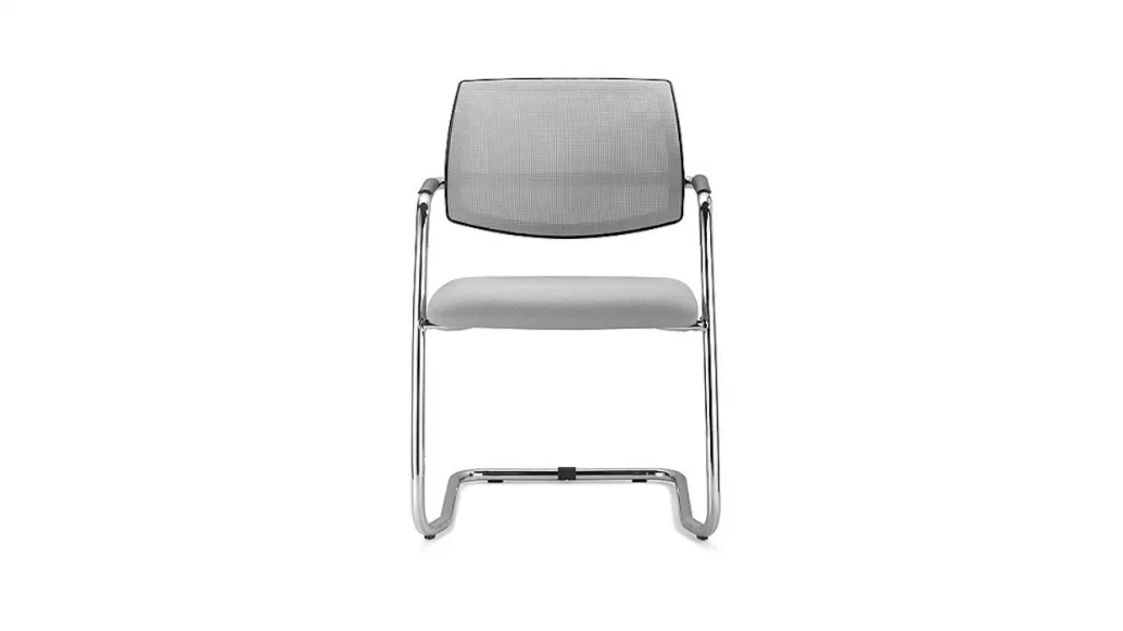 Seduta da attesa impilabile Tiffany in tessuto con schienale in rete e struttura a slitta in metallo di MobilOfficeFurniture