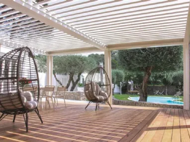 Pergola bioclimatica Maestro in alluminio con lamelle orientabili con movimento radiocomandato di Corradi