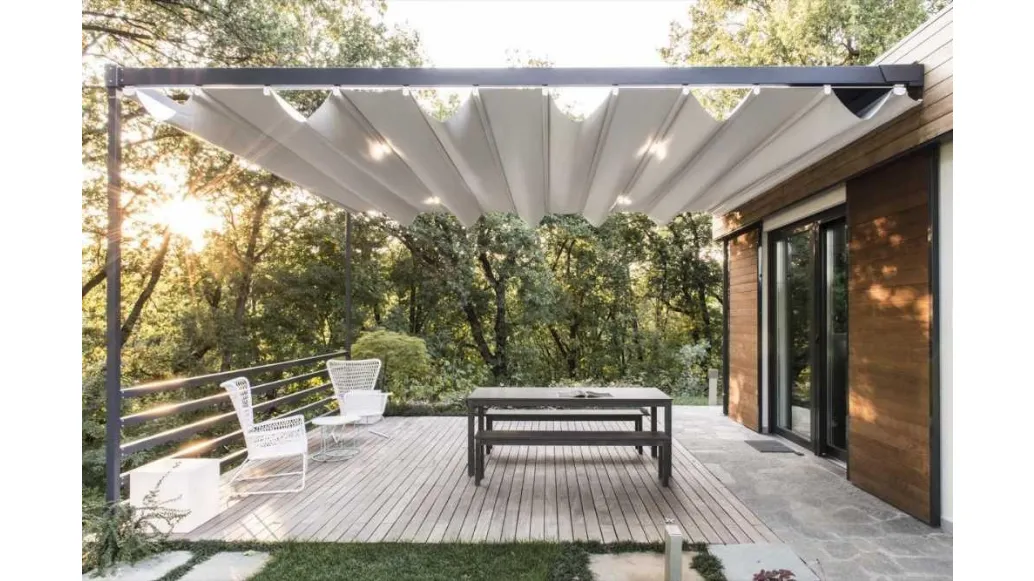 Pergola Pergotenda Exyl con struttura in alluminio e pilastri in acciaio con copertura composta da un telo, azionabile manualmente, realizzato in tessuto di Corradi