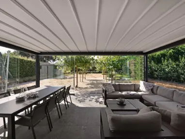 Pergola Pergotenda Maestro in alluminio con telo scorrevole a impacchettamento di Corradi