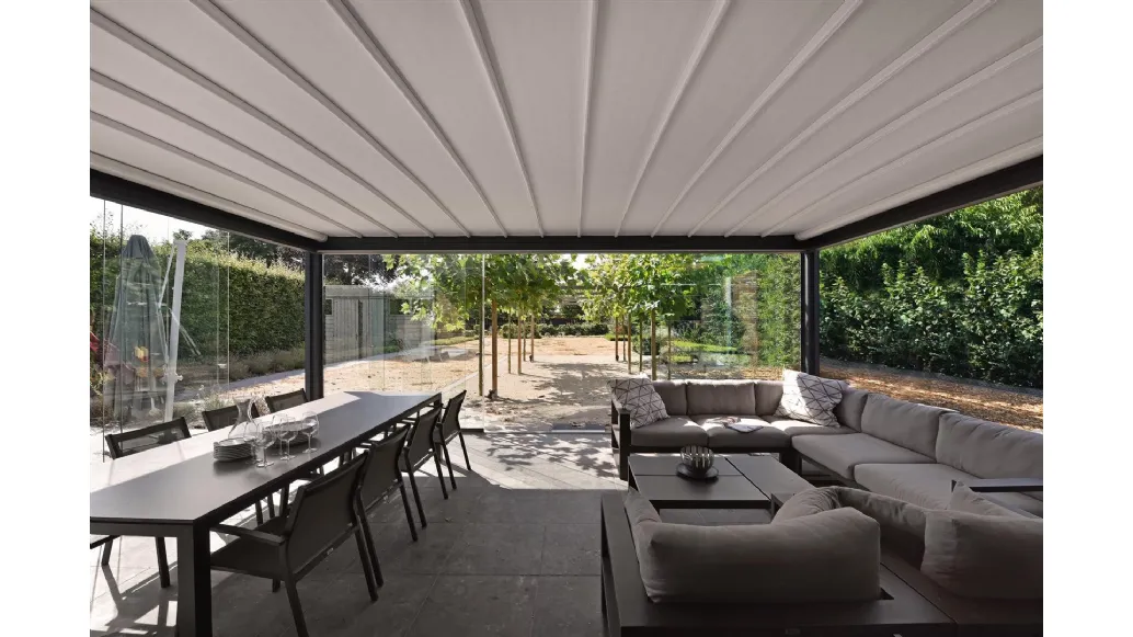 Pergola Pergotenda Maestro in alluminio con telo scorrevole a impacchettamento di Corradi