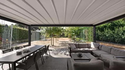 Pergola Pergotenda Maestro in alluminio con telo scorrevole a impacchettamento di Corradi